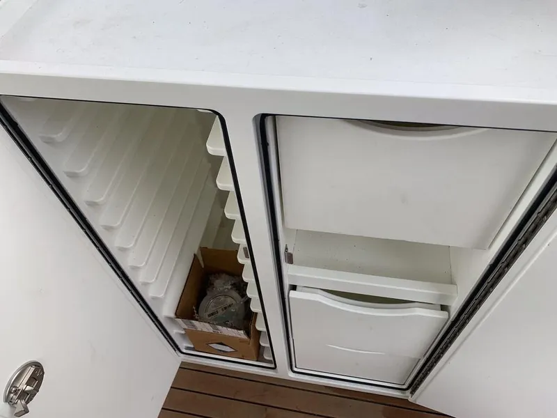 Slide: The Image of Boston Whaler 240 Vantage 2021 - 11