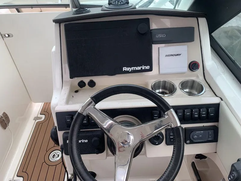 Slide: The Image of Boston Whaler 240 Vantage 2021 - 12