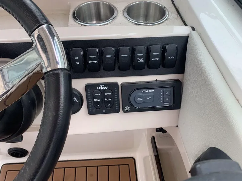 Slide: The Image of Boston Whaler 240 Vantage 2021 - 13