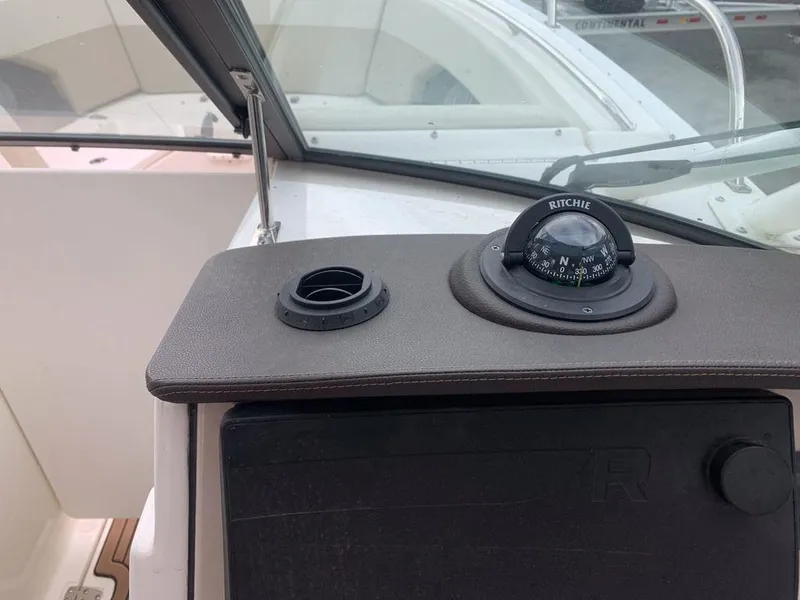 Slide: The Image of Boston Whaler 240 Vantage 2021 - 14