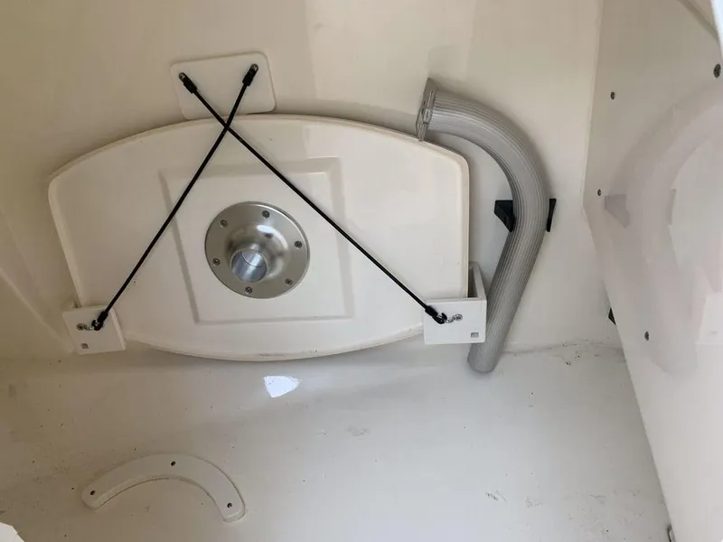 Slide: The Image of Boston Whaler 240 Vantage 2021 - 17