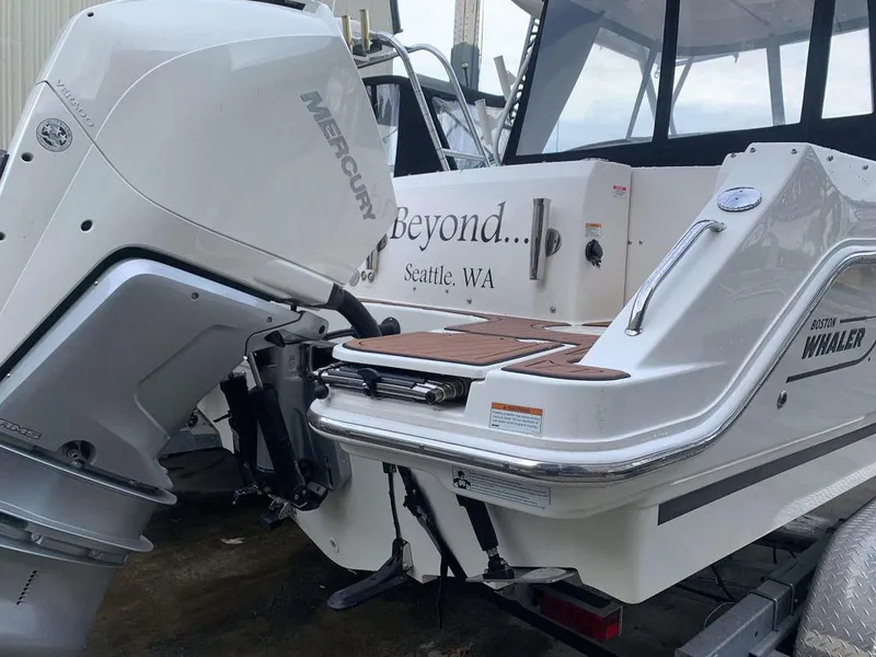 Slide: The Image of Boston Whaler 240 Vantage 2021 - 6