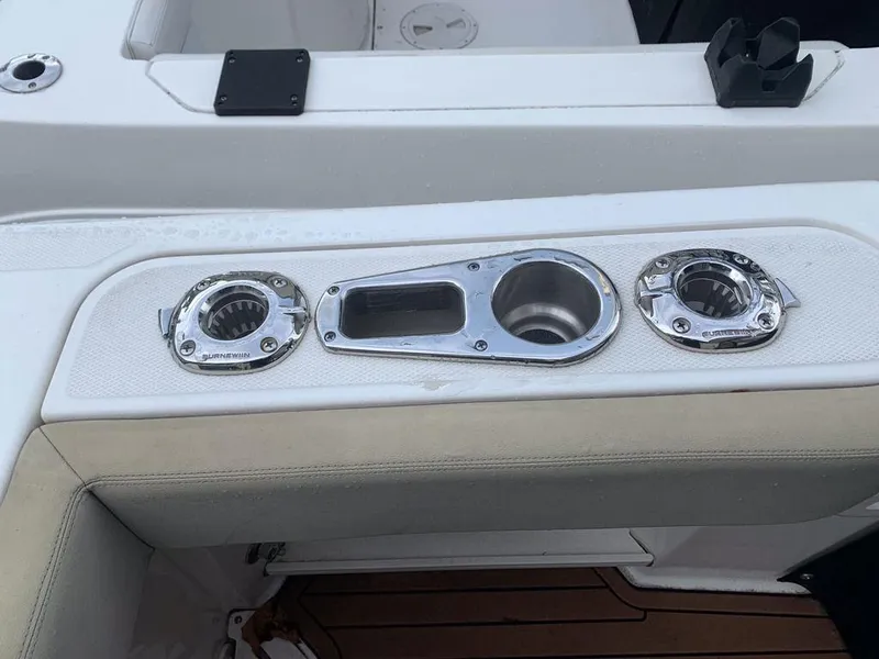 Slide: The Image of Boston Whaler 240 Vantage 2021 - 9