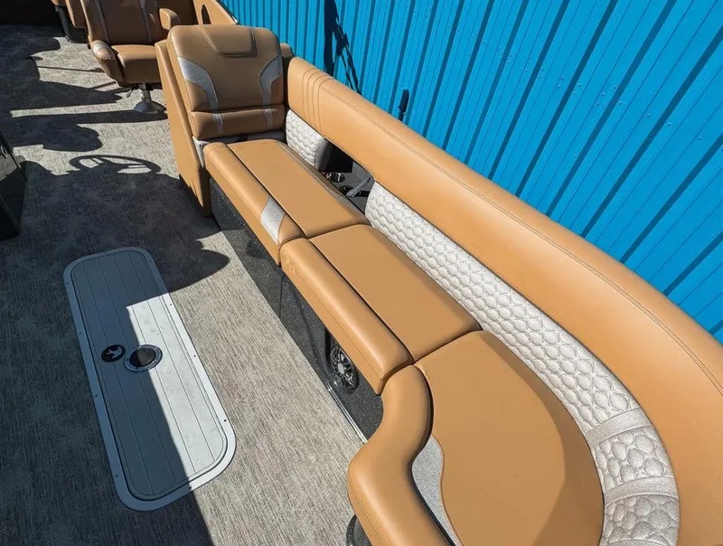 Slide: The Image of Crest Caribbean Platinum 250 2022 - 4