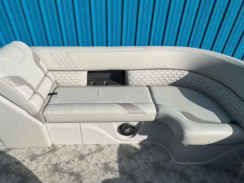 Slide: The Image of Crest Caribbean LX 230 2023 - 4