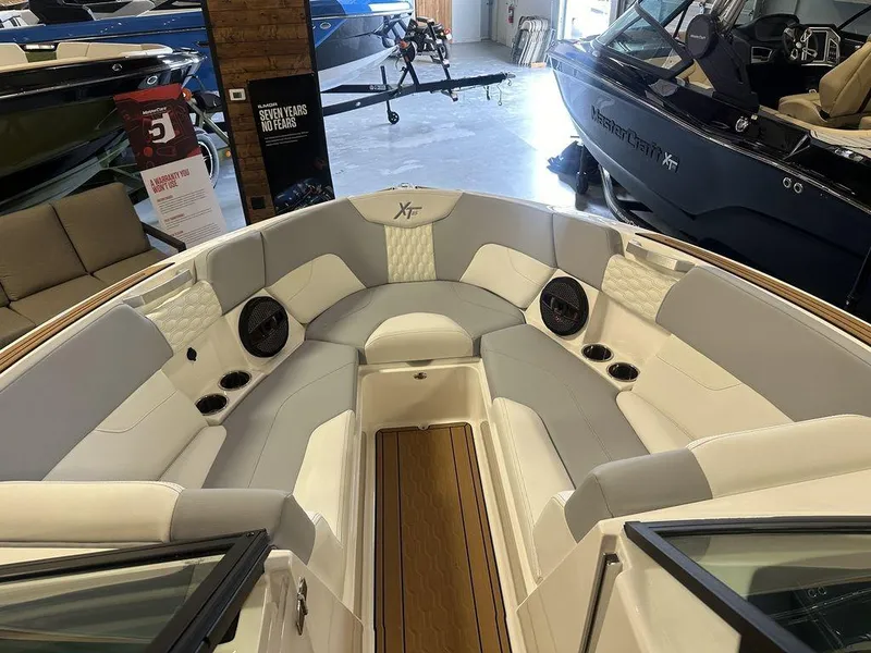 Slide: The Image of MasterCraft XT25 2024 - 10