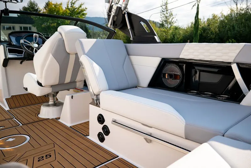 Slide: The Image of MasterCraft XT25 2024 - 12