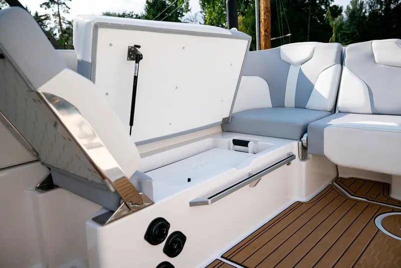 Slide: The Image of MasterCraft XT25 2024 - 14