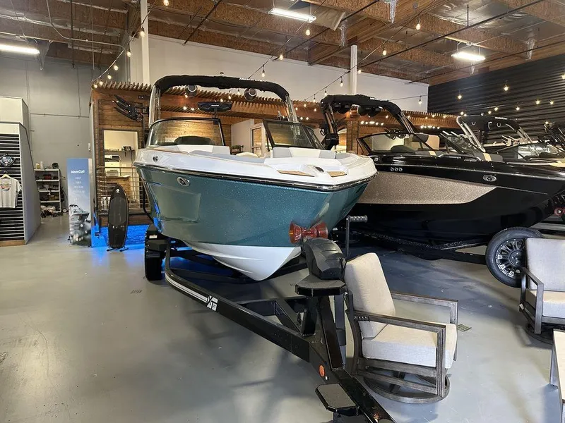 Slide: The Image of MasterCraft XT25 2024 - 2