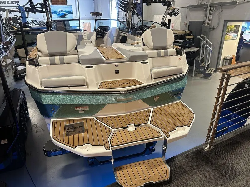 Slide: The Image of MasterCraft XT25 2024 - 3