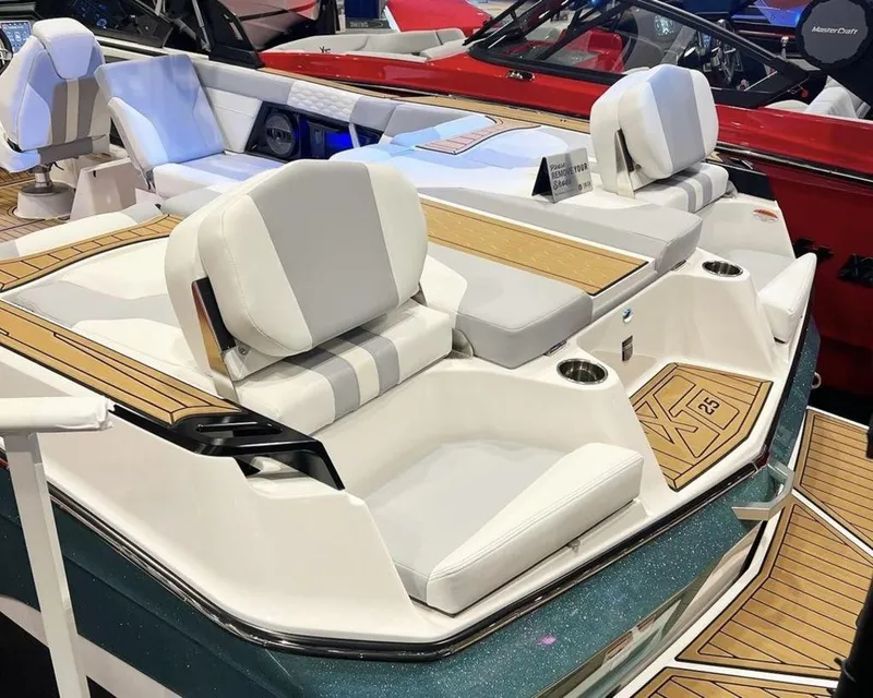 Slide: The Image of MasterCraft XT25 2024 - 4