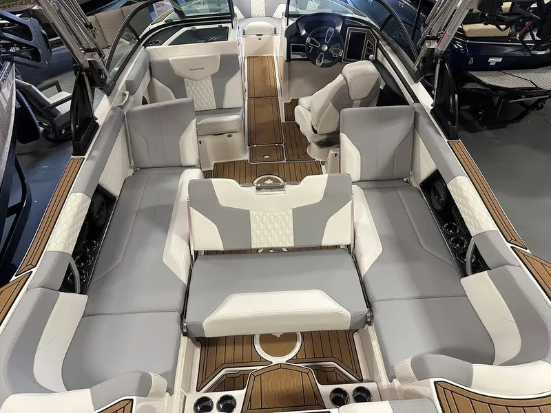 Slide: The Image of MasterCraft XT25 2024 - 6