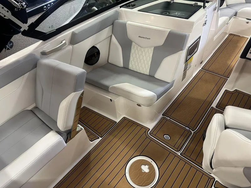 Slide: The Image of MasterCraft XT25 2024 - 7