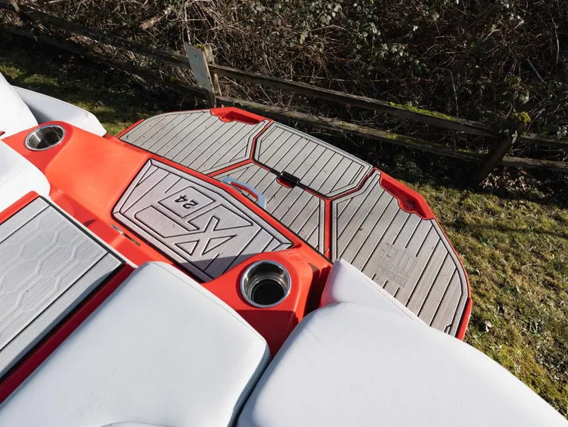 Slide: The Image of MasterCraft XT24 2024 - 18