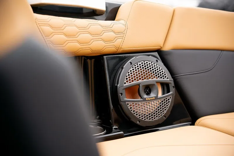 Slide: The Image of MasterCraft XT23 2024 - 15