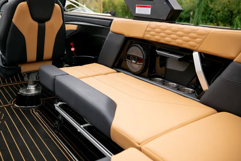 Slide: The Image of MasterCraft XT23 2024 - 17