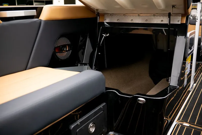 Slide: The Image of MasterCraft XT23 2024 - 23