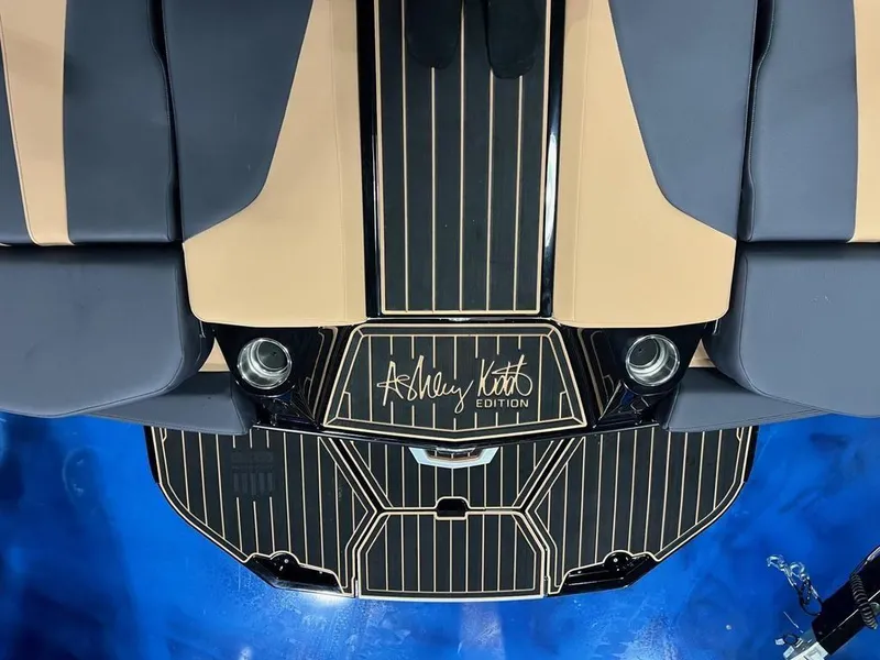 Slide: The Image of MasterCraft XT23 2024 - 3