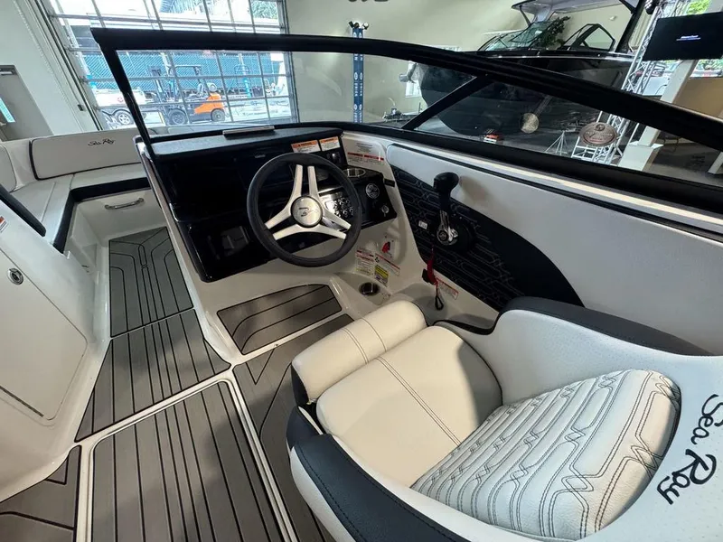 Slide: The Image of Sea Ray SPX 210 2025 - 10