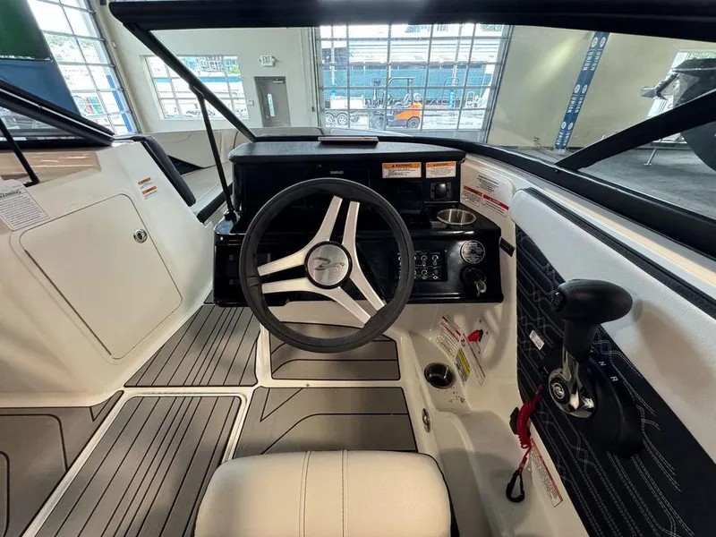 Slide: The Image of Sea Ray SPX 210 2025 - 11