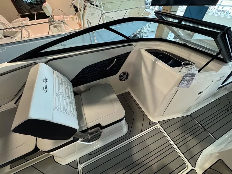 Slide: The Image of Sea Ray SPX 210 2025 - 12