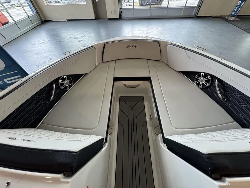 Slide: The Image of Sea Ray SPX 210 2025 - 13