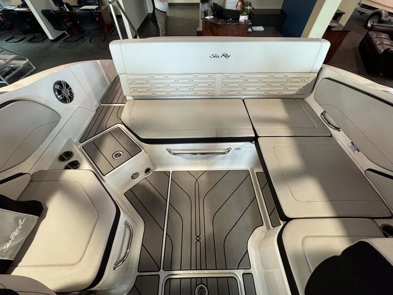 Slide: The Image of Sea Ray SPX 210 2025 - 16