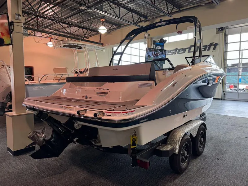 Slide: The Image of Sea Ray SPX 210 2025 - 3