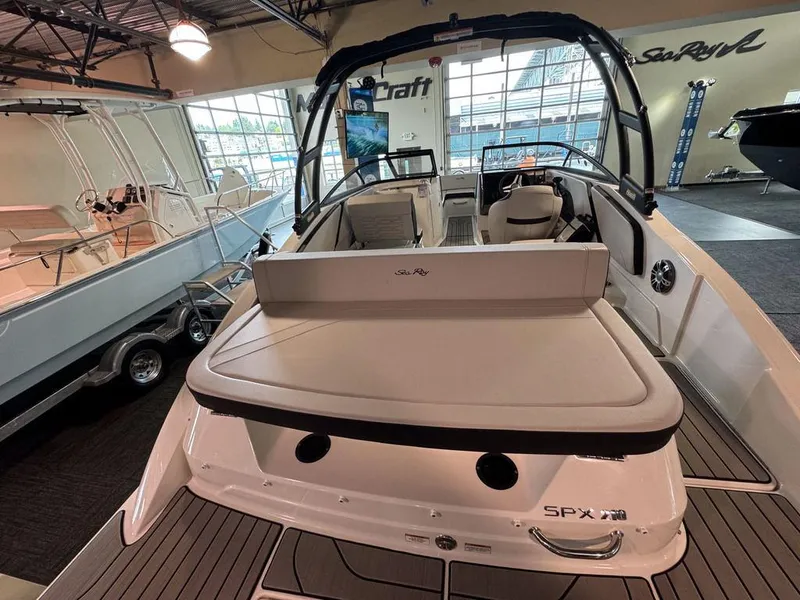 Slide: The Image of Sea Ray SPX 210 2025 - 5