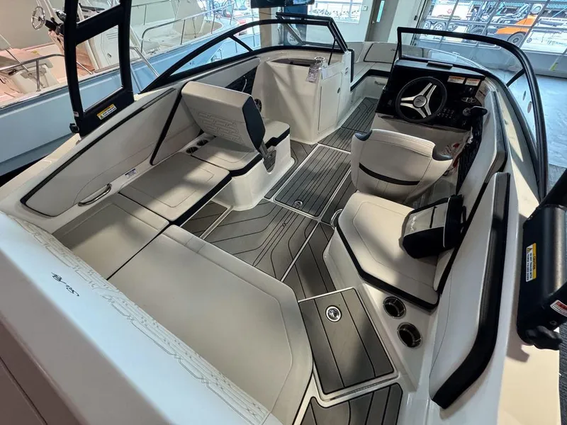 Slide: The Image of Sea Ray SPX 210 2025 - 7