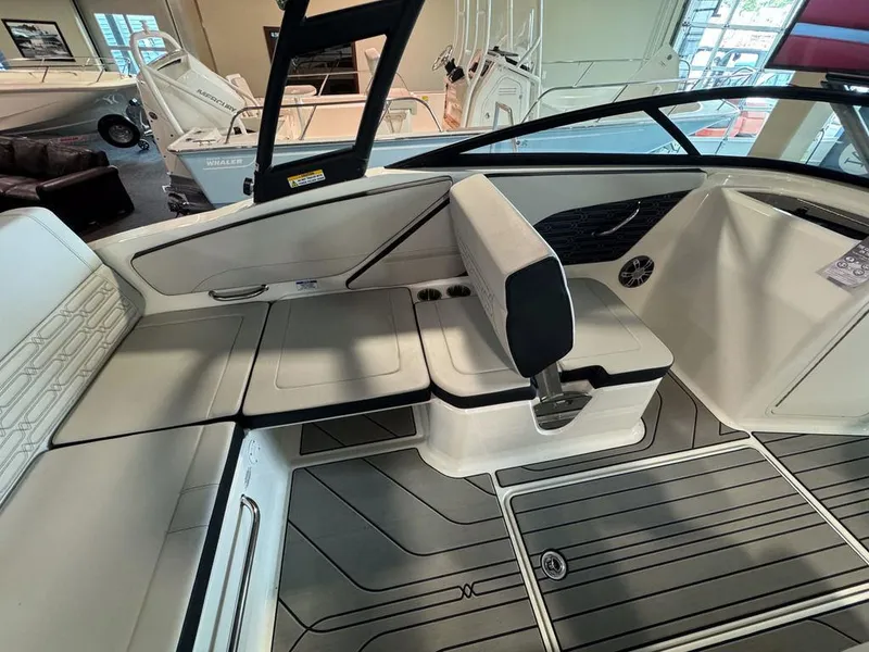 Slide: The Image of Sea Ray SPX 210 2025 - 8