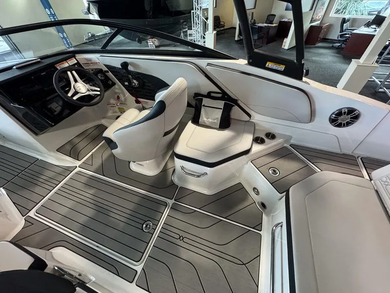 Slide: The Image of Sea Ray SPX 210 2025 - 9