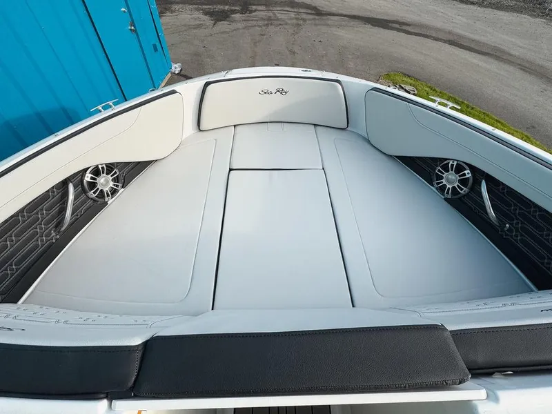 Slide: The Image of Sea Ray SPX 210 Outboard 2025 - 11