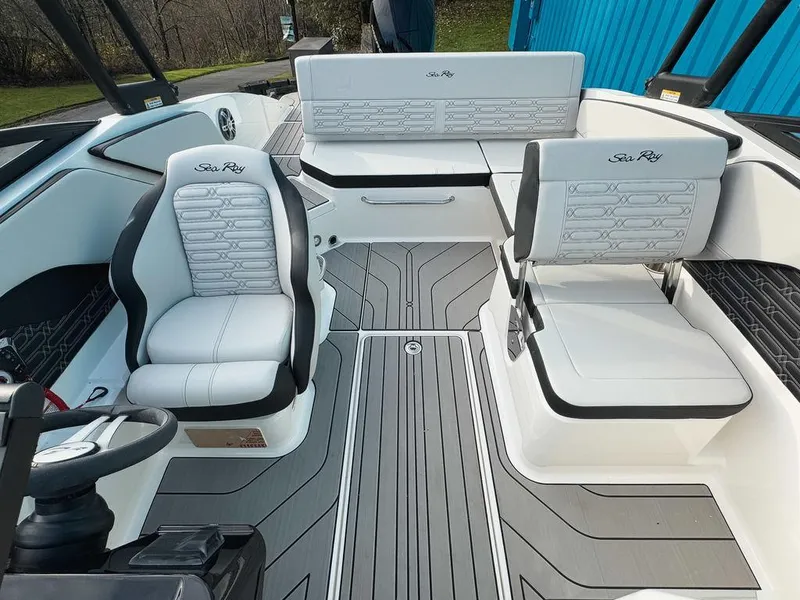 Slide: The Image of Sea Ray SPX 210 Outboard 2025 - 13