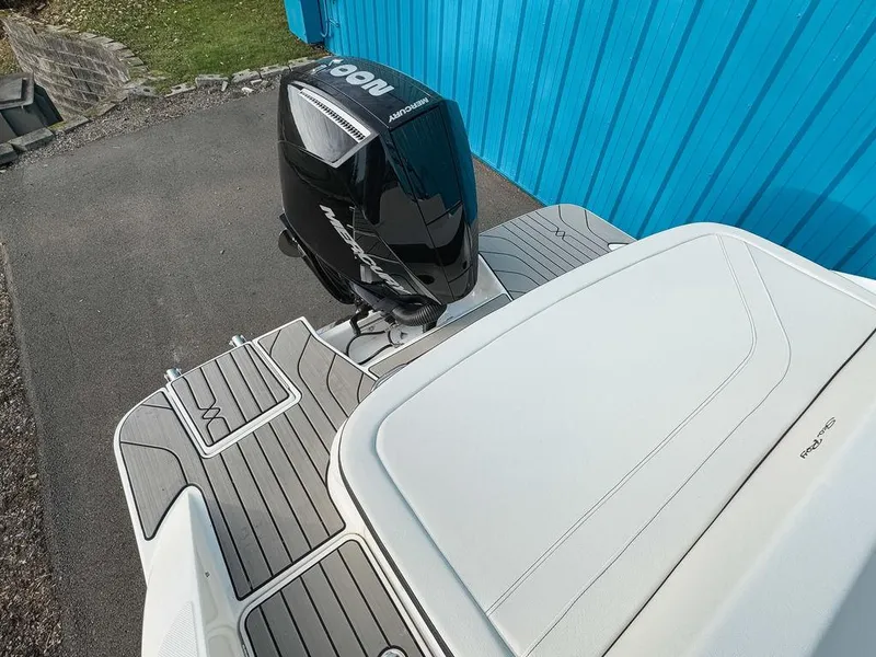 Slide: The Image of Sea Ray SPX 210 Outboard 2025 - 15