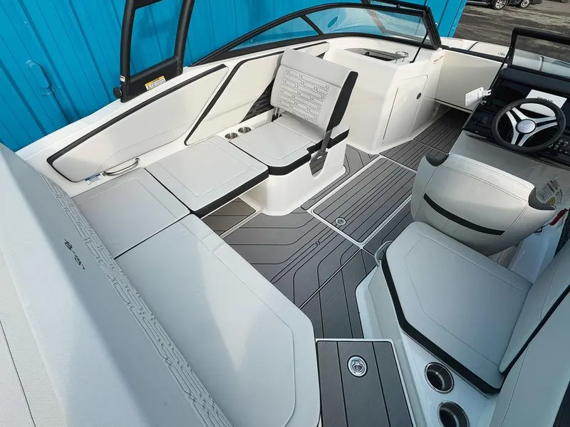 Slide: The Image of Sea Ray SPX 210 Outboard 2025 - 6