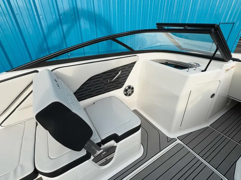 Slide: The Image of Sea Ray SPX 210 Outboard 2025 - 7