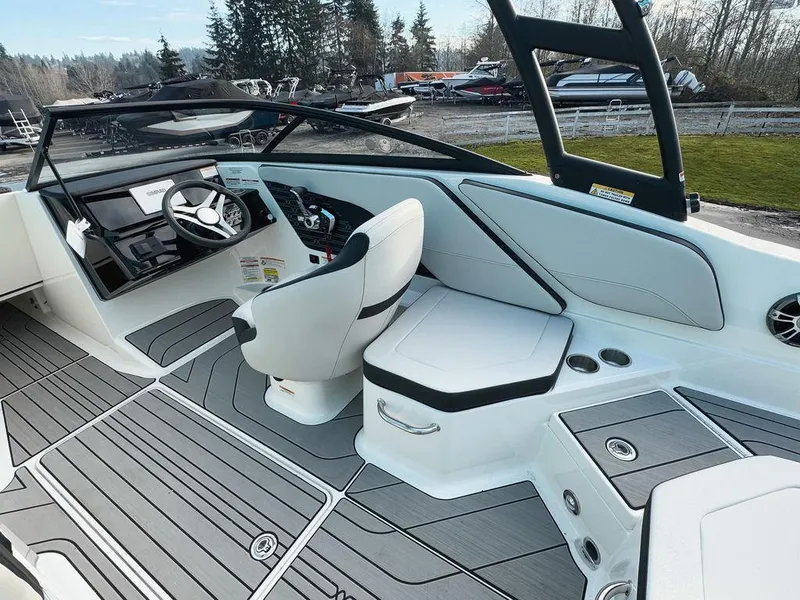 Slide: The Image of Sea Ray SPX 210 Outboard 2025 - 8