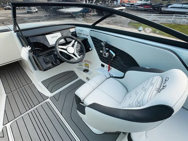 Slide: The Image of Sea Ray SPX 210 Outboard 2025 - 9