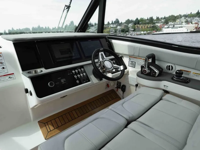 Slide: The Image of Sea Ray Sundancer 320 2025 - 10