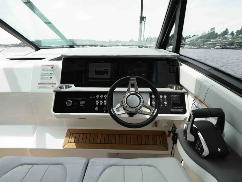 Slide: The Image of Sea Ray Sundancer 320 2025 - 11