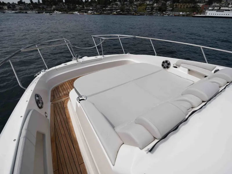 Slide: The Image of Sea Ray Sundancer 320 2025 - 12