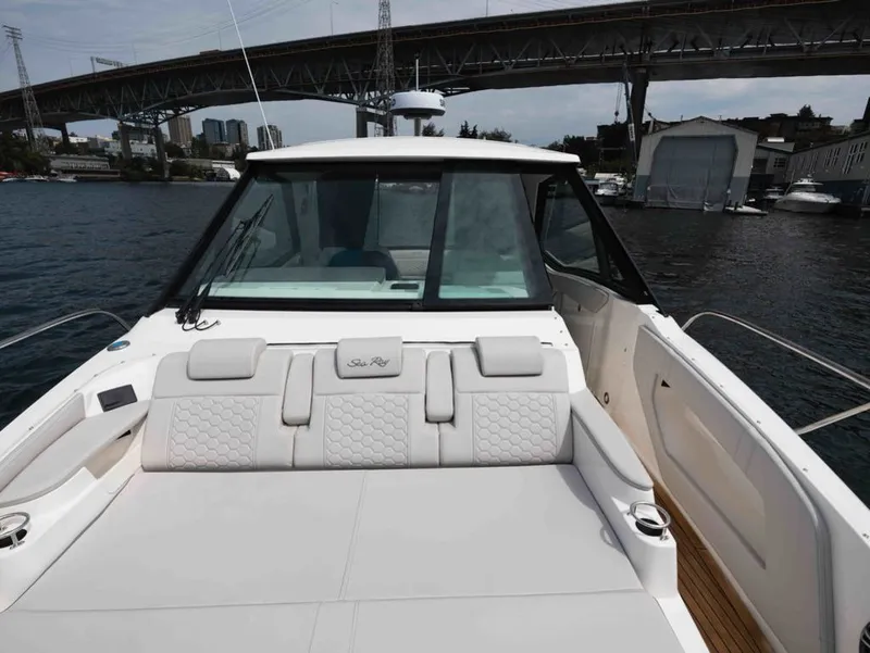 Slide: The Image of Sea Ray Sundancer 320 2025 - 13