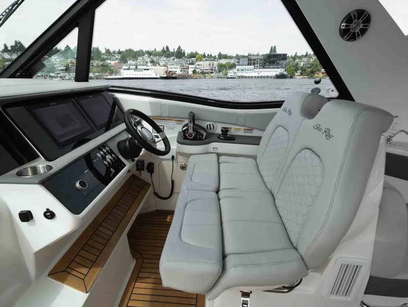 Slide: The Image of Sea Ray Sundancer 320 2025 - 16