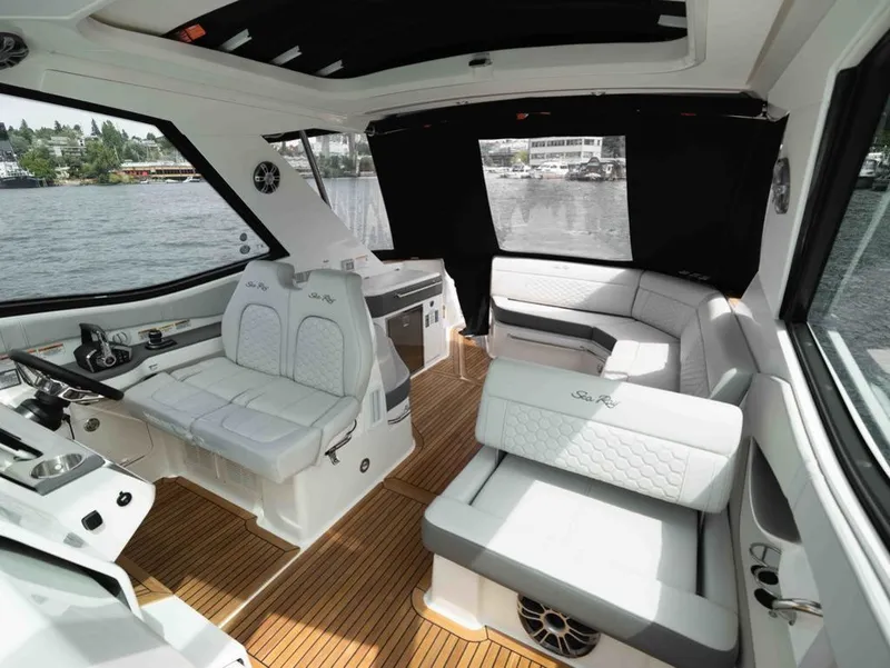 Slide: The Image of Sea Ray Sundancer 320 2025 - 17