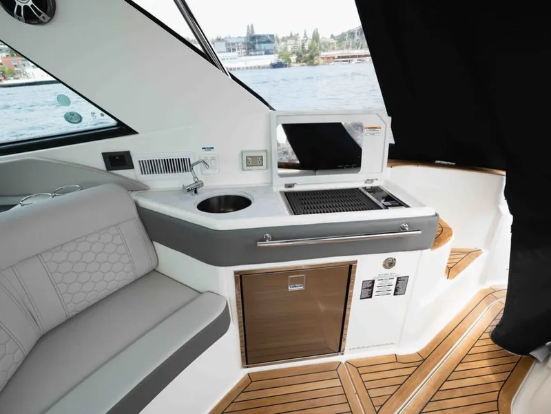 Slide: The Image of Sea Ray Sundancer 320 2025 - 18