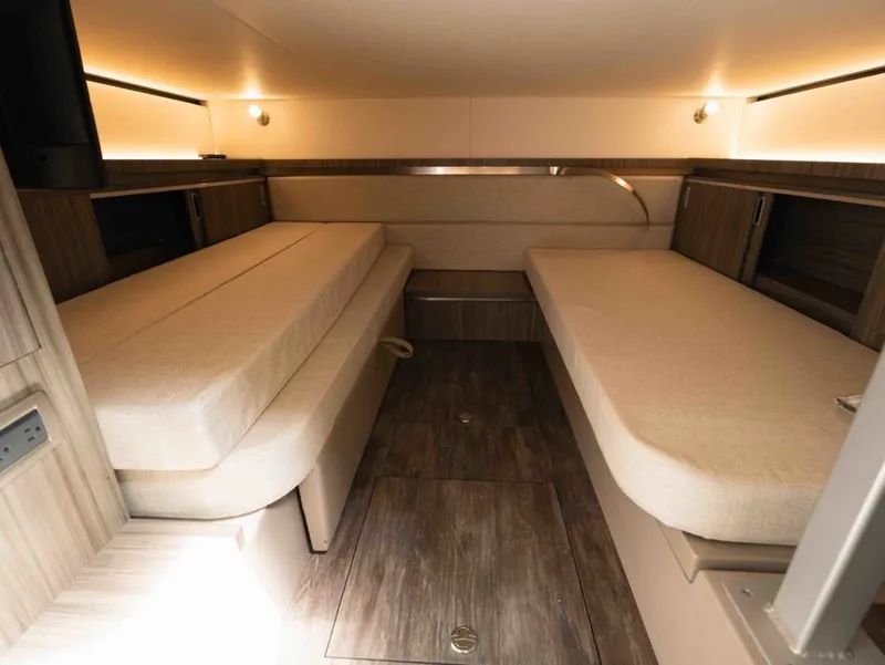 Slide: The Image of Sea Ray Sundancer 320 2025 - 21