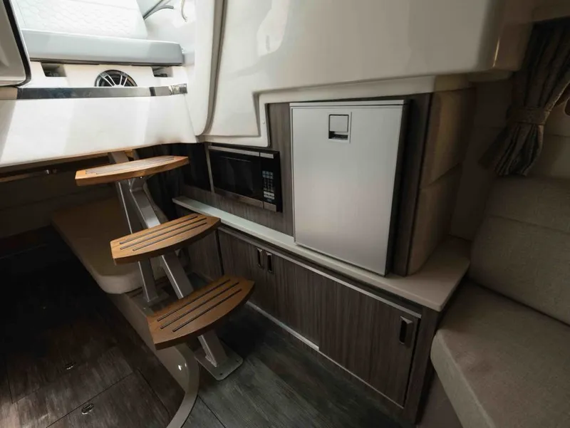 Slide: The Image of Sea Ray Sundancer 320 2025 - 22