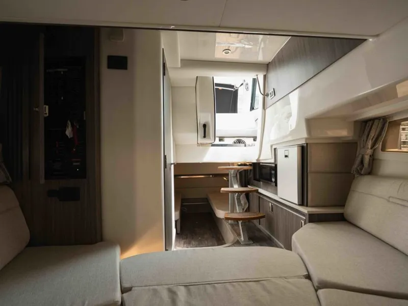 Slide: The Image of Sea Ray Sundancer 320 2025 - 23