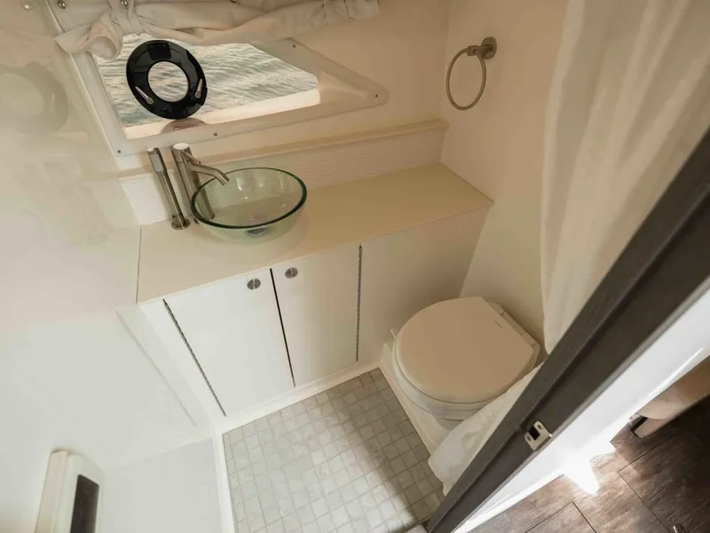 Slide: The Image of Sea Ray Sundancer 320 2025 - 24